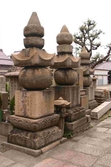 天王寺屋元祖秀綱夫妻 五輪塔
